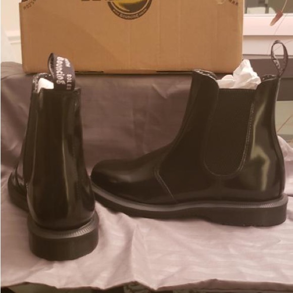 Dr. Martens 2976 Chelsea Boot - Picture 4 of 4